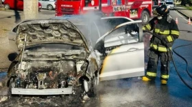 Carro pega fogo em avenida movimentada de Taubaté