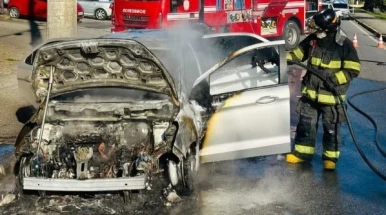Carro pega fogo em avenida movimentada de Taubaté Carro pega fogo em avenida movimentada de Taubaté