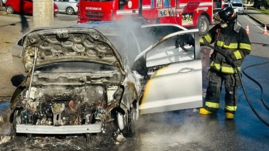 Carro pega fogo em avenida movimentada de Taubaté Carro pega fogo em avenida movimentada de Taubaté