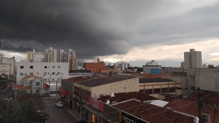 Inmet alerta para chuvas intensas, ventos de até 60 km/h e queda nas temperaturas na região