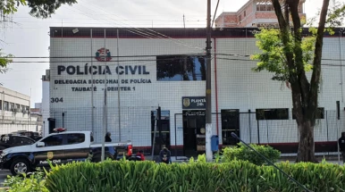 Jovem de 25 anos é morto após ser atingido por seis tiros no bairro Água Quente, em Taubaté Jovem de 25 anos é morto após ser atingido por seis tiros no bairro Água Quente, em Taubaté
