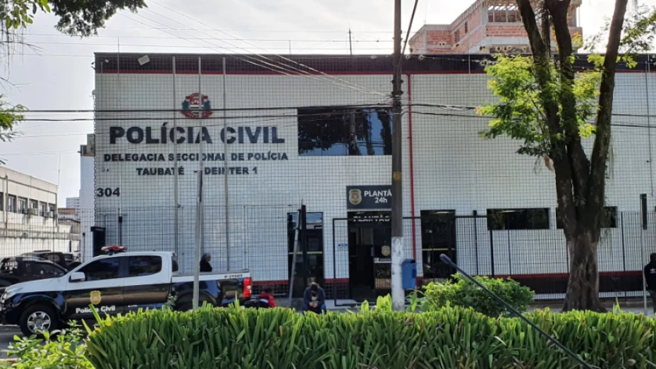 Jovem de 25 anos é morto após ser atingido por seis tiros no bairro Água Quente, em Taubaté Jovem de 25 anos é morto após ser atingido por seis tiros no bairro Água Quente, em Taubaté