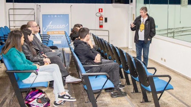 Câmara de Taubaté recebe visita de alunos do Senac