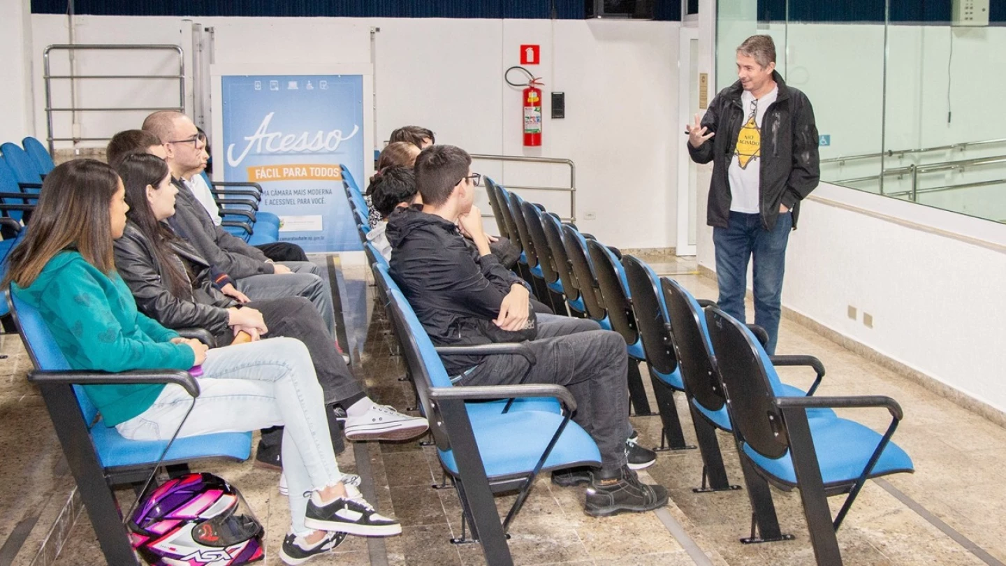 Câmara de Taubaté recebe visita de alunos do Senac