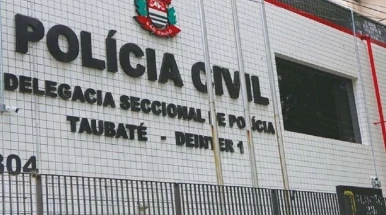 Condutor de van da Prefeitura de Taubaté bate em veículos e foge Condutor de van da Prefeitura de Taubaté bate em veículos e foge