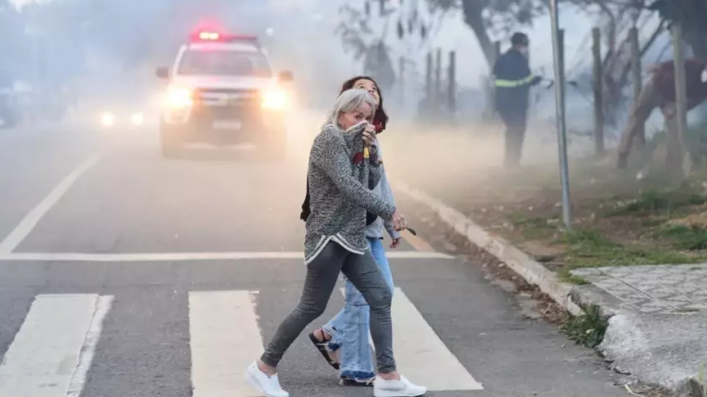 Fumaça toma conta da Dutra após incêndio em Taubaté
