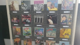 Dia do Rock é celebrado em exposição de capas de discos no Mistau Dia do Rock é celebrado em exposição de capas de discos no Mistau
