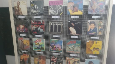 Dia do Rock é celebrado em exposição de capas de discos no Mistau Dia do Rock é celebrado em exposição de capas de discos no Mistau
