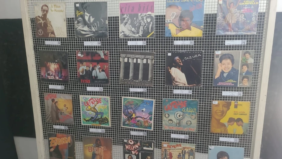 Dia do Rock é celebrado em exposição de capas de discos no Mistau Dia do Rock é celebrado em exposição de capas de discos no Mistau