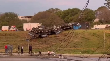 Carreta tomba na Dutra em Taubaté; bobinas de aço caem em barranco e derrubam postes
