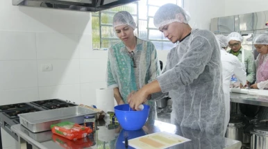Projeto Cozinhalimento realiza curso de aproveitamento integral dos alimentos Projeto Cozinhalimento realiza curso de aproveitamento integral dos alimentos