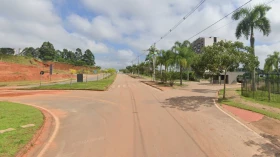 Incêndio no estacionamento de hotel atinge três carros e mobiliza Bombeiros, em Taubaté