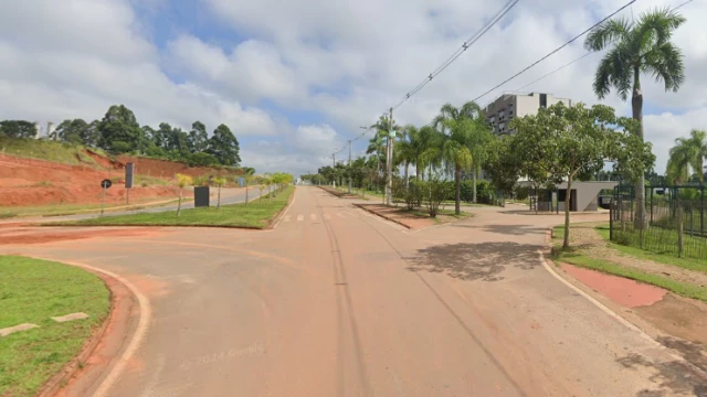 Incêndio no estacionamento de hotel atinge três carros e mobiliza Bombeiros, em Taubaté