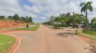 Incêndio no estacionamento de hotel atinge três carros e mobiliza Bombeiros, em Taubaté