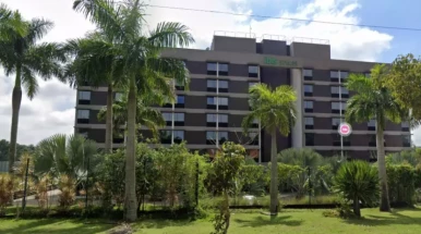 Incêndio destrói 3 carros no estacionamento de hotel em Taubaté Incêndio destrói 3 carros no estacionamento de hotel em Taubaté