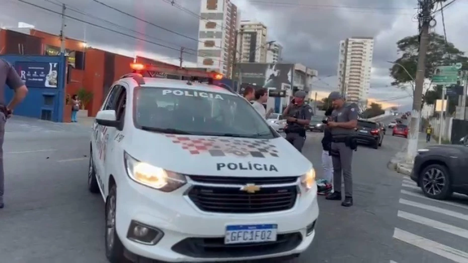 Mulher fica ferida em acidente na avenida Itália em Taubaté