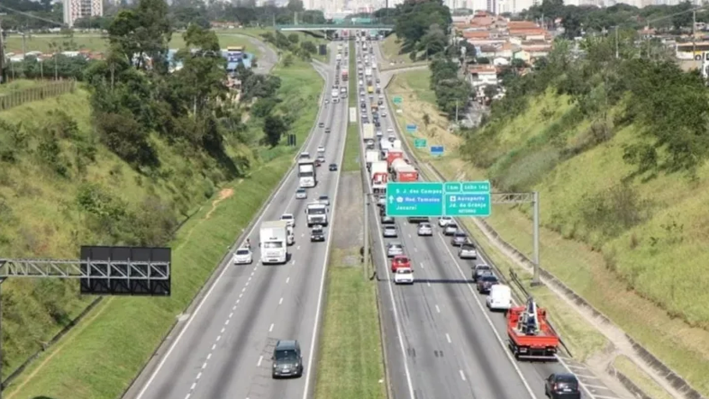 Duas pessoas ficam feridas em engavetamento na Dutra em Taubaté