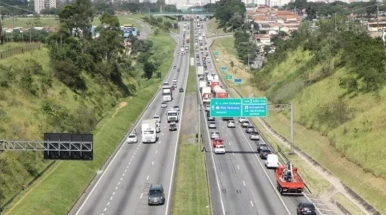 Duas pessoas ficam feridas em engavetamento na Dutra em Taubaté