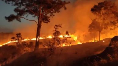 Incêndio de grande proporção atinge o Parque Itaim em Taubaté