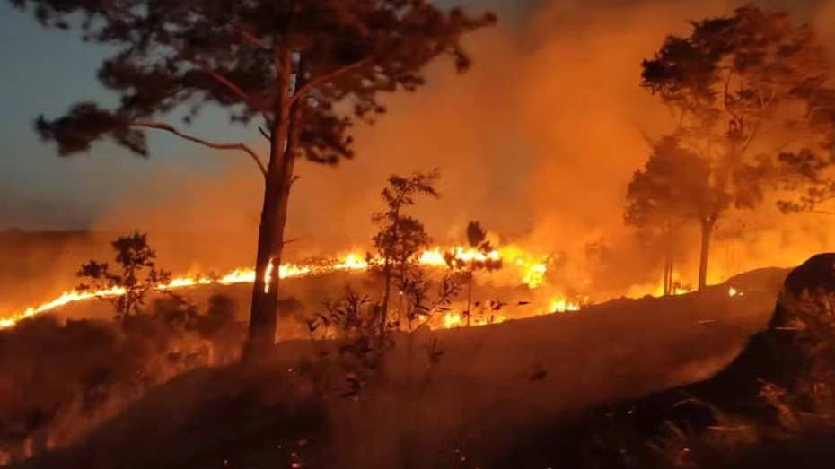 Incêndio de grande proporção atinge o Parque Itaim em Taubaté Incêndio de grande proporção atinge o Parque Itaim em Taubaté
