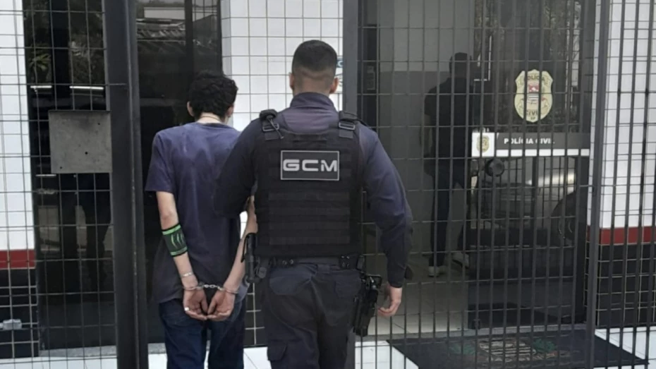 Homem é detido suspeito de iniciar queimada às margens da estrada do Itapecerica Homem é detido suspeito de iniciar queimada às margens da estrada do Itapecerica