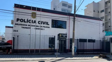 Corpo de homem é encontrado com queimaduras na zona rural de Taubaté Corpo de homem é encontrado com queimaduras na zona rural de Taubaté