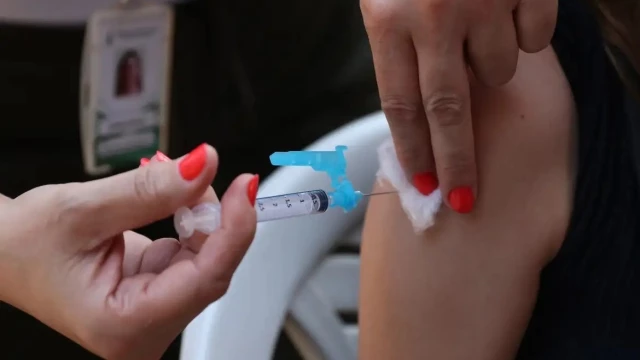 Secretaria de Saúde convoca mais de 8,5 mil jovens entre 15 e 19 anos para vacina contra HPV
