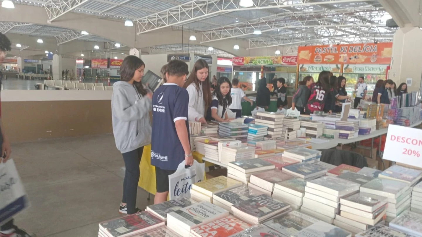 Alunos da rede municipal participam de feira do livro em fortalecimento a projeto de leitura