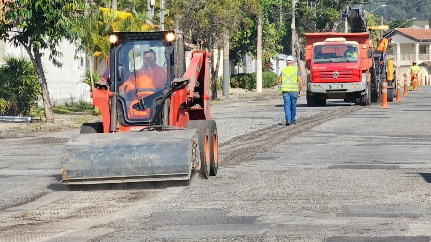 Prefeitura realiza serviços para recapeamento na avenida Dr Lycurgo Barbosa Querido