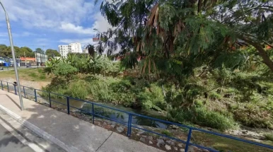 Corpo de homem assassinado a facadas é encontrado em córrego em Taubaté Corpo de homem assassinado a facadas é encontrado em córrego em Taubaté