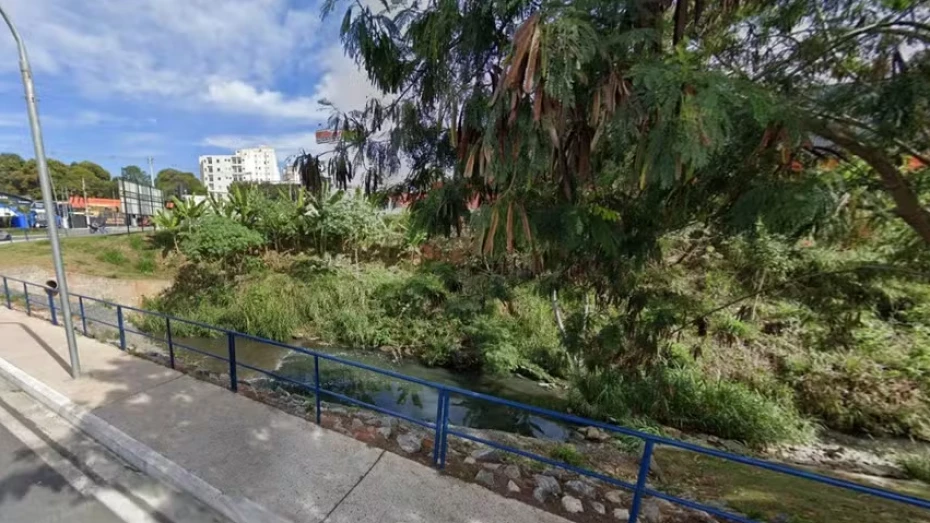 Corpo de homem assassinado a facadas é encontrado em córrego em Taubaté Corpo de homem assassinado a facadas é encontrado em córrego em Taubaté