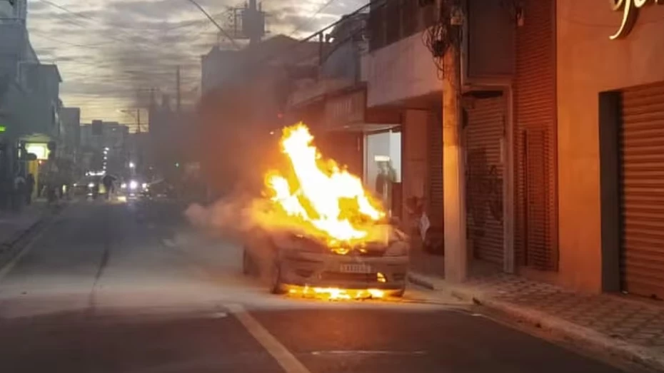 Carro fica completamente em chamas na região central de Taubaté Carro fica completamente em chamas na região central de Taubaté