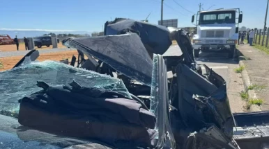 Casal é resgatado das ferragens após carro ser prensado em acidente em Taubaté