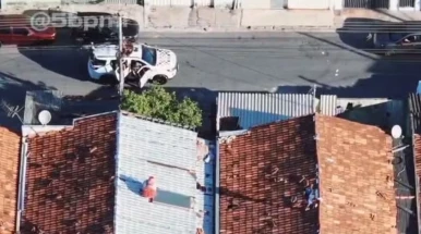Telhado quebra durante fuga da PM e suspeito de tráfico cai de 3 metros de altura em Taubaté Telhado quebra durante fuga da PM e suspeito de tráfico cai de 3 metros de altura em Taubaté