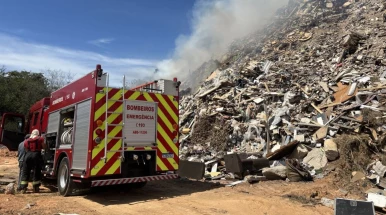 Defesa Civil e Corpo de Bombeiros controlam incêndio em depósito de lixo no bairro Sítio Santo Antônio