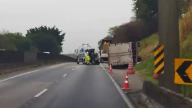 Caminhão tomba e trava Dutra em Taubaté; 7 km de congestionamento