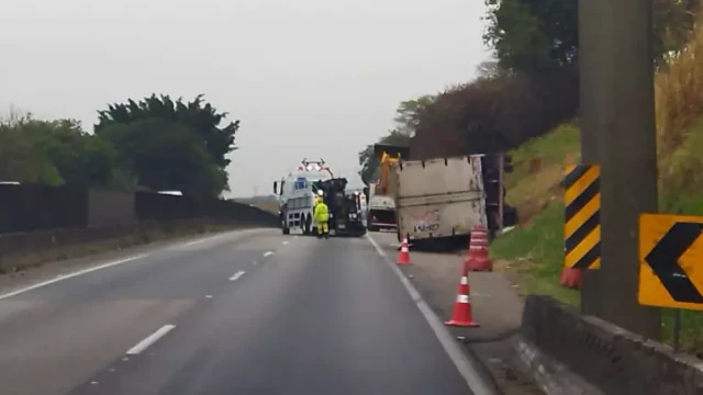Caminhão tomba e trava Dutra em Taubaté; 7 km de congestionamento