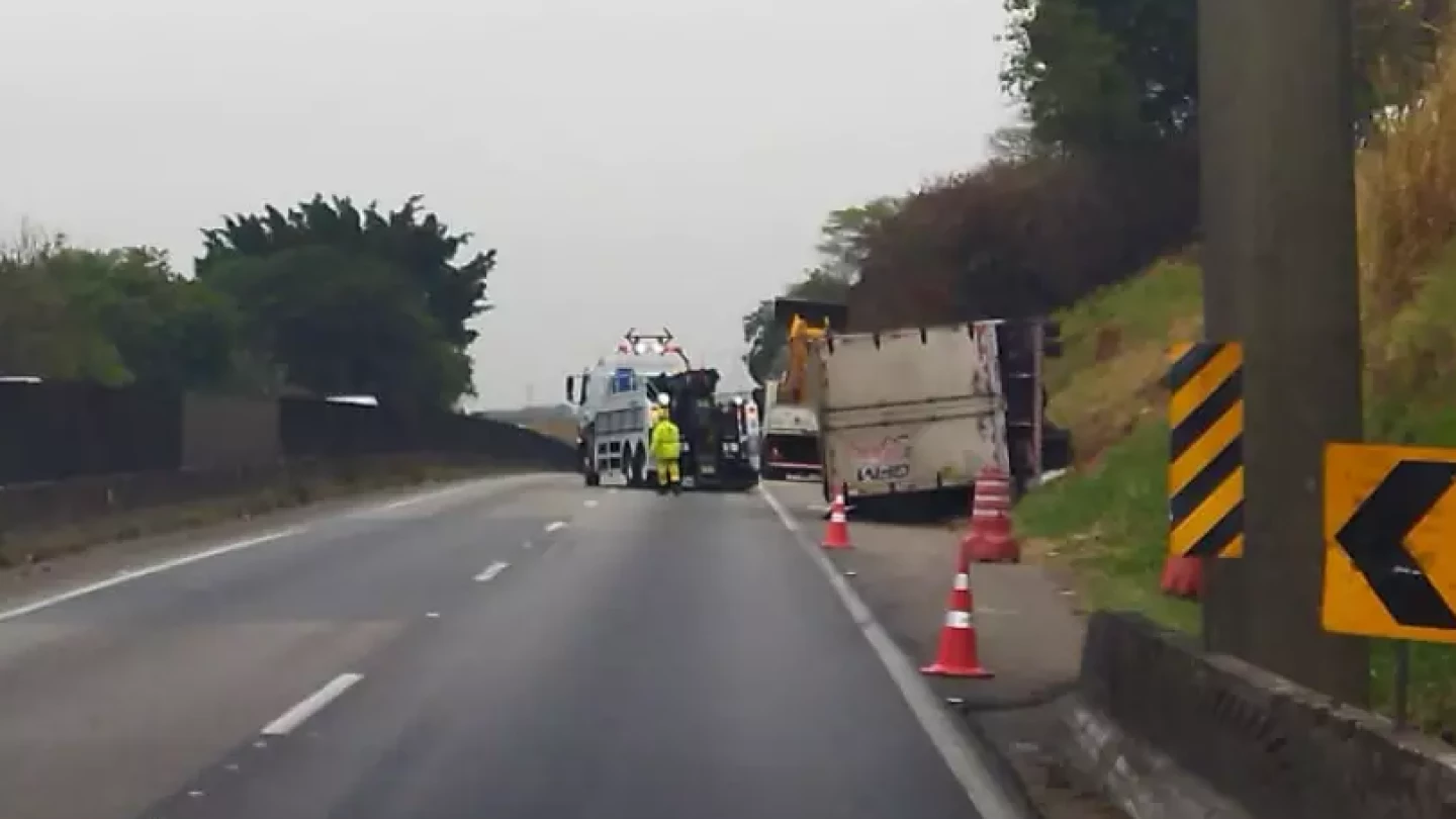Caminhão tomba e trava Dutra em Taubaté; 7 km de congestionamento