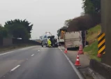 Caminhão tomba e trava Dutra em Taubaté; 7 km de congestionamento