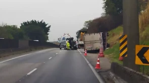 Taubaté: Caminhão tomba e trava Dutra em Taubaté; 7 km de congestionamento