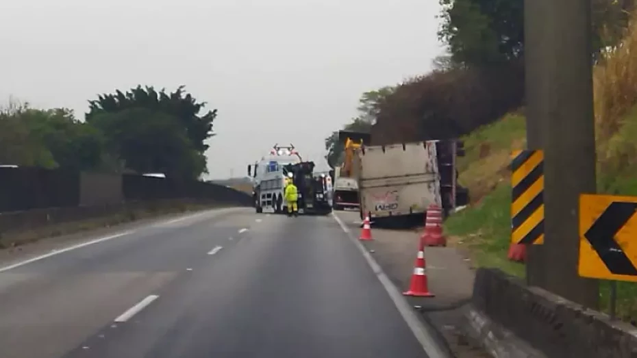 Caminhão tomba e trava Dutra em Taubaté; 7 km de congestionamento