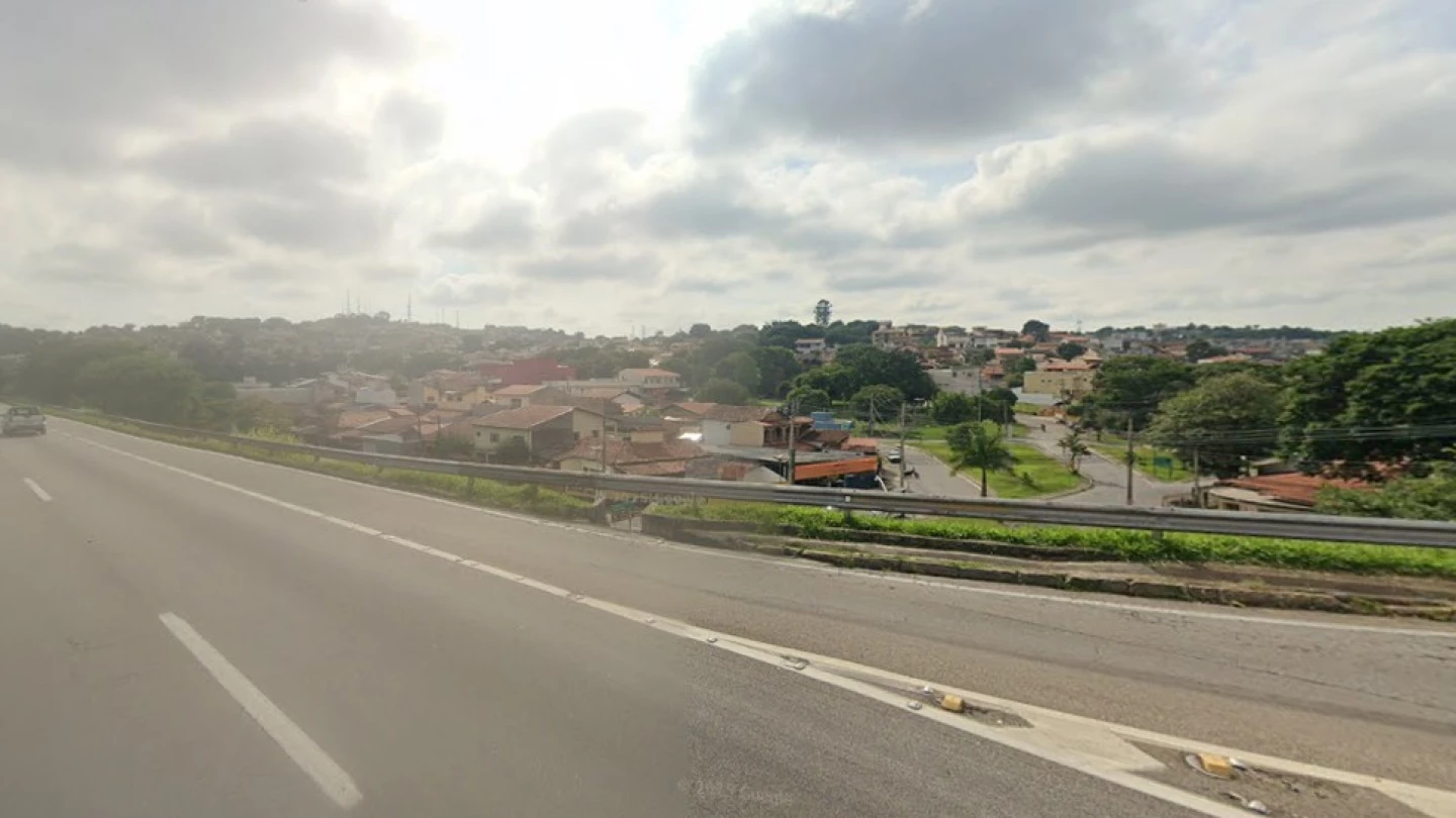 Dois homens em moto morrem após acidente com caminhão e carro na Dutra, em Taubaté