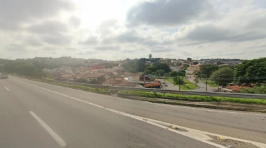 Dois homens em moto morrem após acidente com caminhão e carro na Dutra, em Taubaté