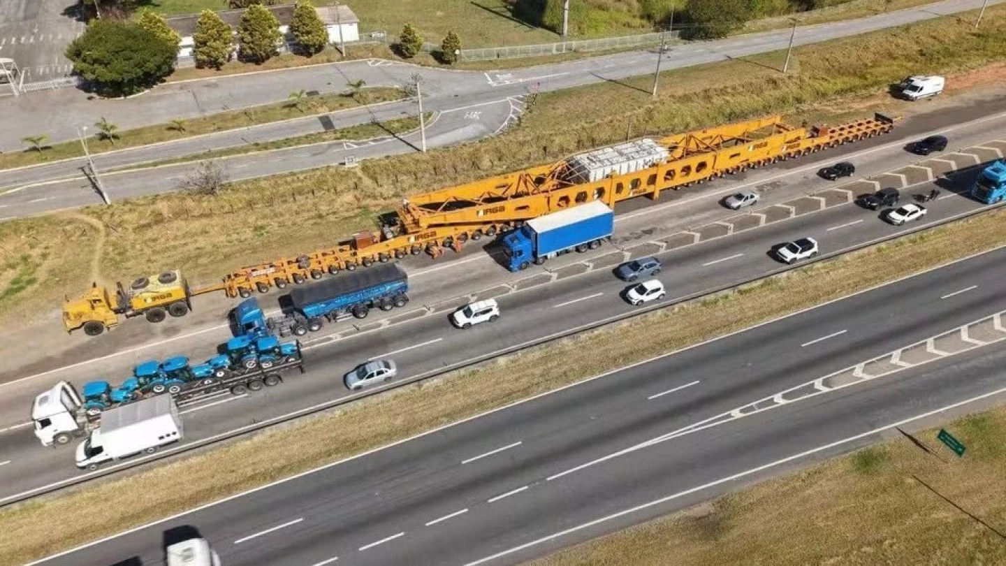Transporte de carga gigante com 800 toneladas é retomado na Dutra nesta sexta-feira (19)