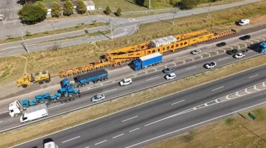Transporte de carga gigante com 800 toneladas é retomado na Dutra nesta sexta-feira (19)