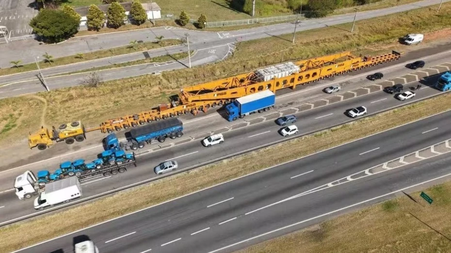 Transporte de carga gigante com 800 toneladas é retomado na Dutra nesta sexta-feira (19) Transporte de carga gigante com 800 toneladas é retomado na Dutra nesta sexta-feira (19)