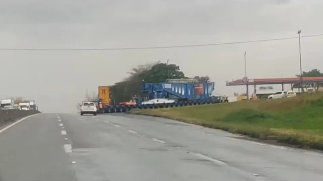 Carga gigante percorre 16 km na Dutra nesta segunda (22) e estaciona em Pindamonhangaba