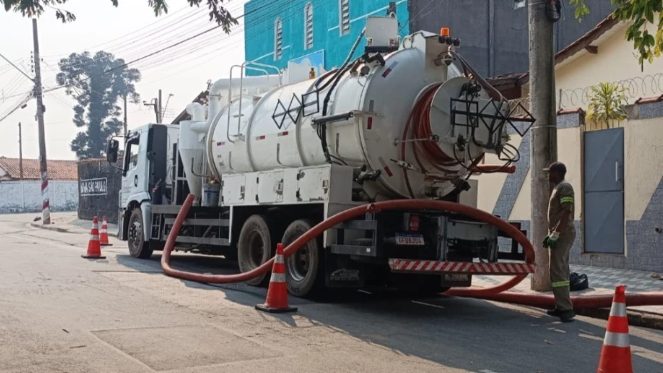 Prefeitura reforça limpeza de bocas de lobo com caminhões de hidrojateamento