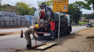 Prefeitura realiza limpeza de bocas de lobo com apoio de caminhões de hidrojateamento Prefeitura realiza limpeza de bocas de lobo com apoio de caminhões de hidrojateamento