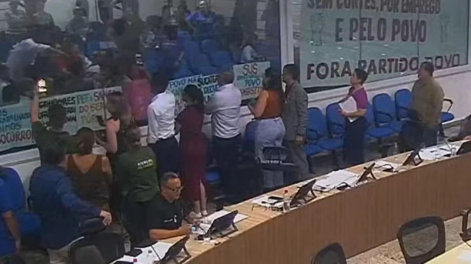 Sessão da Câmara de Taubaté é marcada por confusão com vereadores e manifestantes Sessão da Câmara de Taubaté é marcada por confusão com vereadores e manifestantes
